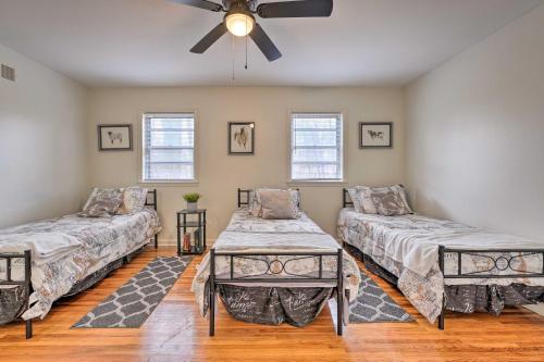 孟菲斯Memphis Vacation Rental - half Mi to Graceland的客房设有两张床和吊扇。