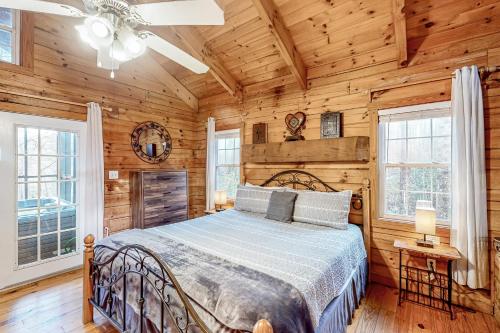 索蒂纳科奇Victorian Secret的卧室配有一张床铺,位于带木墙的房间内