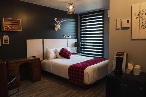 昂基博塞茹尔旅馆的卧室配有一张带鹿头的墙壁床。