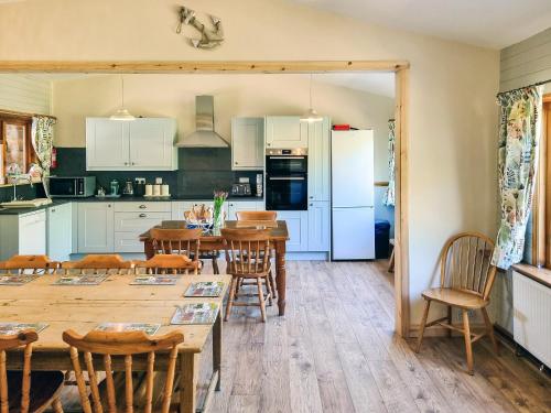斯泰兹卡布特恩斯乡村别墅的厨房以及带桌椅的用餐室。