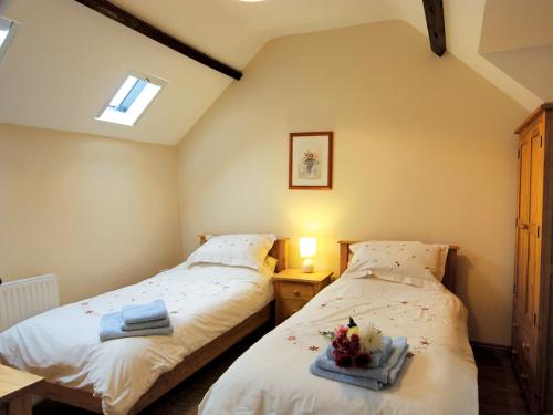奇平索德伯里Bluebell Cottage - E4741的小客房内的两张床和两条毛巾