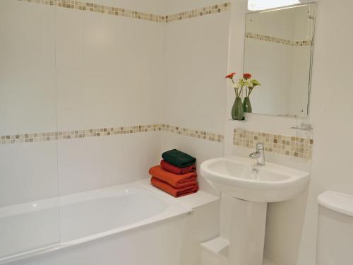 Horsted KeynesTiger的白色的浴室设有水槽和浴缸。