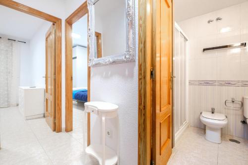 贝尼多姆Benidorm Old Town House - Casa Casco Antiguo的浴室配有卫生间和水槽。
