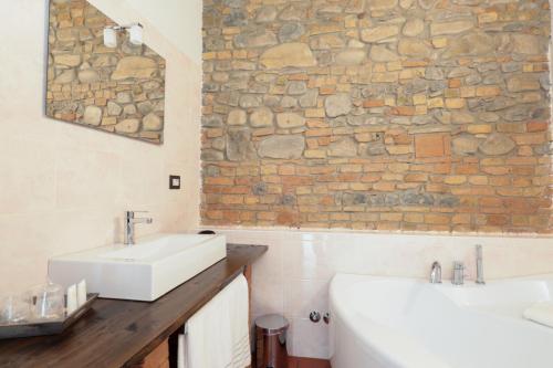 帕尔马Villa D&D的一间带两个水槽和石墙的浴室