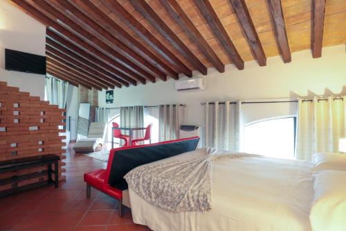 帕尔马Villa D&D的一间卧室配有一张床和一张红色椅子