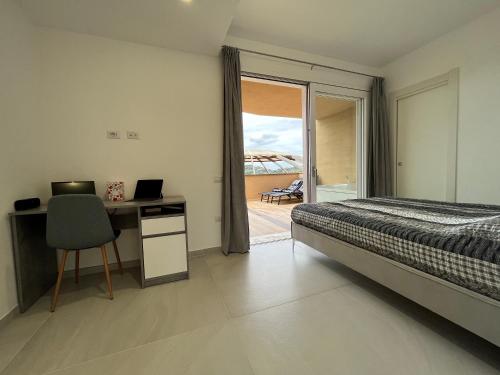 维拉西米乌斯Crabonaxa Suite Appartment的一间卧室配有一张床、一张书桌和一个窗户。
