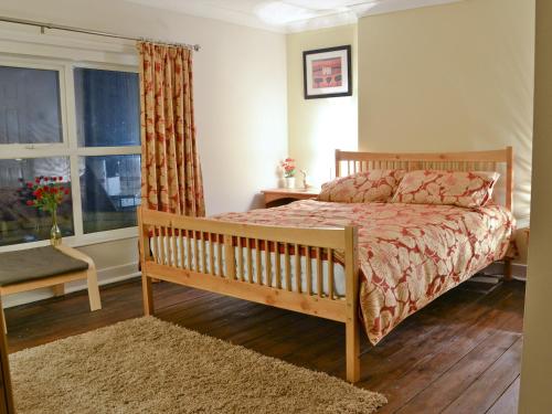 亨斯坦顿Chestney House的一间卧室设有一张床和一个窗口