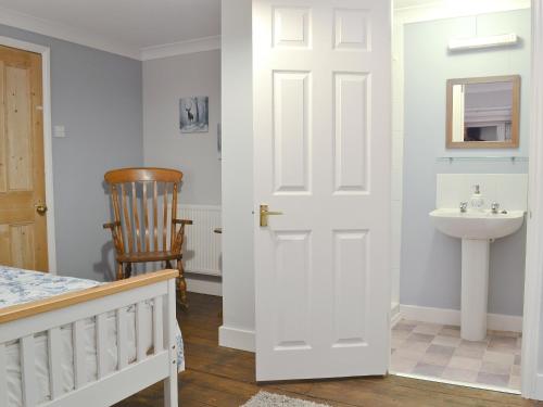 亨斯坦顿Chestney House的浴室设有白色门和水槽