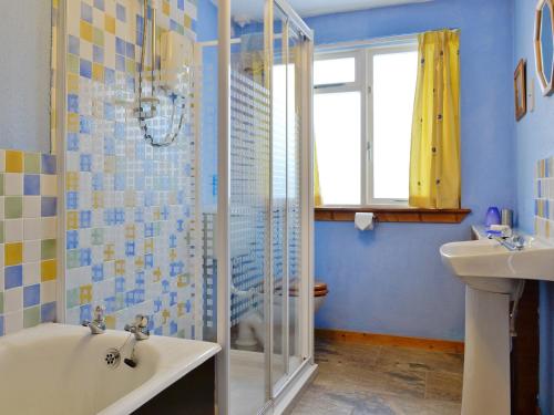 Tomdoun泰纳凯奥拉奇度假屋的带淋浴、浴缸和盥洗盆的浴室