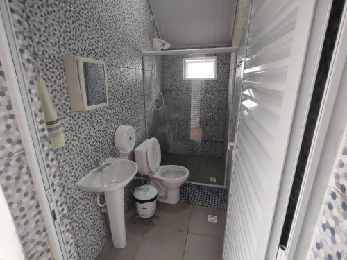 圣罗克Chalé Arizona的一间带卫生间和水槽的小浴室