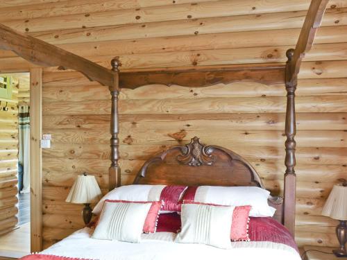 GlenfargAshknowe Log Cabin - S4590的木墙客房的一张床位
