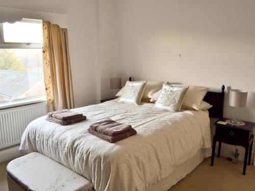 斯坦迪什马尔斯坦度假屋的一间卧室配有一张大床和两条毛巾
