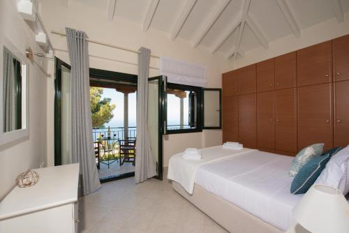 卡拉米锡Villa Endless Blue的一间带大床的卧室和一个阳台