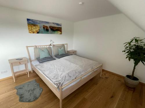 克拉根福Ferienhaus Molitor的一间卧室配有一张床和盆栽植物