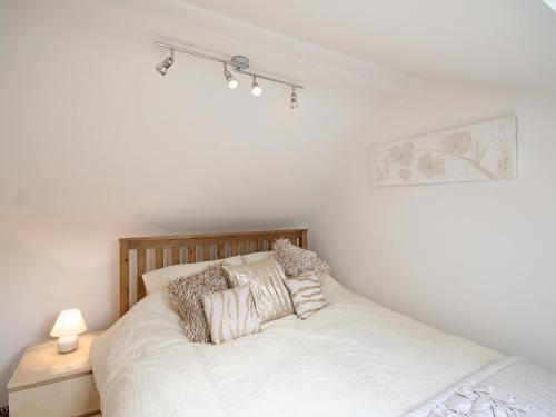 WinthorpeBarn Cottage - E5560的一间卧室配有带白色床单和枕头的床。