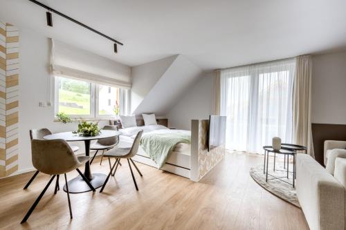 多尔尼莫拉瓦Apartmány u Lesa的卧室配有一张床和一张桌子及椅子
