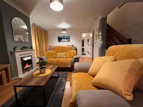 诺里奇Lovely Stylish 3 Bed House with Free Parking的带沙发和壁炉的客厅