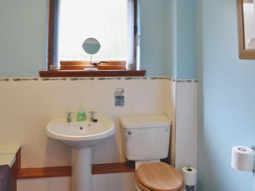 Oakley茵兹瓦尔乡村别墅的一间带水槽和卫生间的浴室以及窗户。