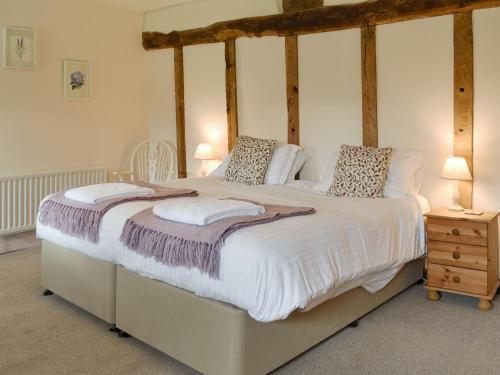 Holwell丘吉尔乡村别墅的卧室内的一张床位,配有一张四柱床
