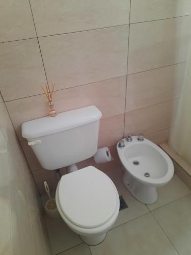 MacachínKyomu Departamento的浴室配有白色卫生间和盥洗盆。