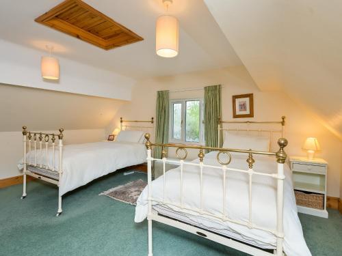 威尔汉姆寇驰乡村别墅的一间卧室设有两张床和窗户。