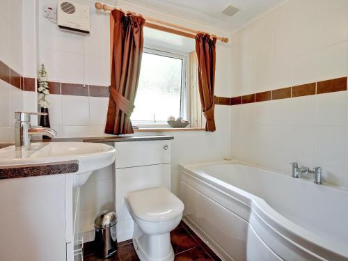 托里登克拉禅乡村别墅的带浴缸、卫生间和盥洗盆的浴室