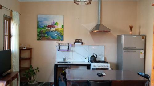 乌尼翁镇Casa Valle del Bermejo的厨房配有冰箱和厨房桌