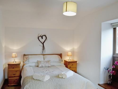 CilybebyllY Stabl-w43382的一间卧室配有一张带2个床头柜和2盏灯的床。