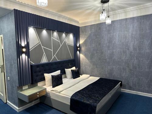 巴库琥珀酒店的一间卧室配有一张大床和大床头板