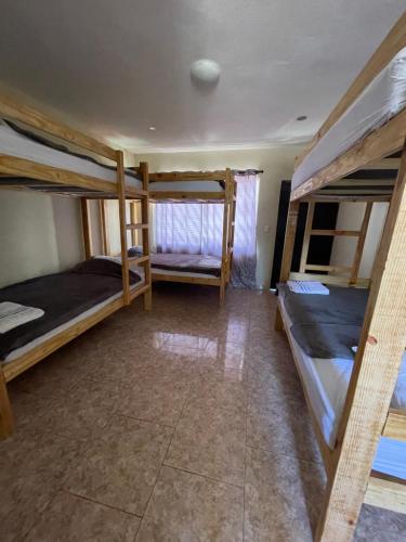 喀巴里特Wing Camp的一间设有三张双层床的客房