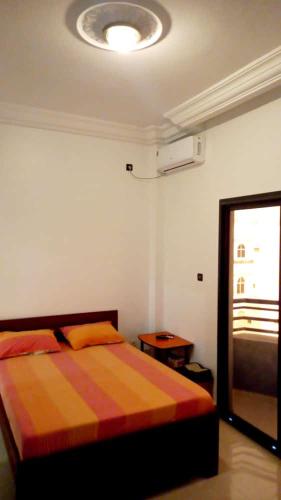 圣路易斯Résidence Vauvert的一间卧室设有一张床和天花板