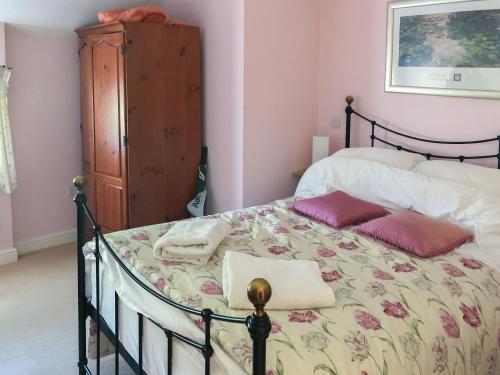 Kniveton奶品乡村别墅的一间卧室配有一张带两个枕头的床
