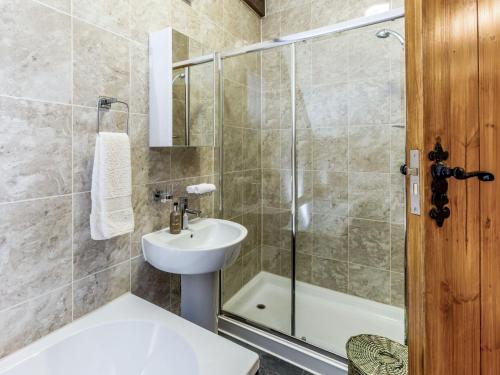 Byers GreenHall Farm Cottage的带淋浴、盥洗盆和卫生间的浴室