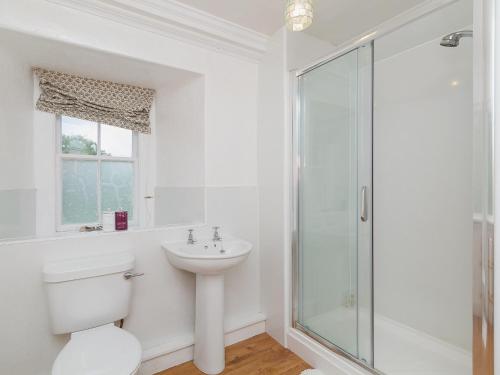 Turriff赛慕碧斯特乡村别墅的浴室配有卫生间、盥洗盆和淋浴。
