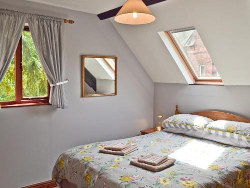 Swanwick寇兹乡村别墅的一间卧室配有一张床,上面有两条毛巾