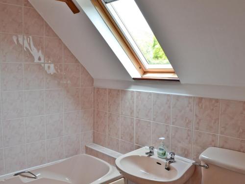 Swanwick寇兹乡村别墅的一间带水槽和天窗的浴室