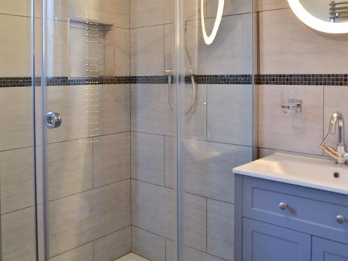 阿德芬Tigh A Vullin - S4628的带淋浴和盥洗盆的浴室