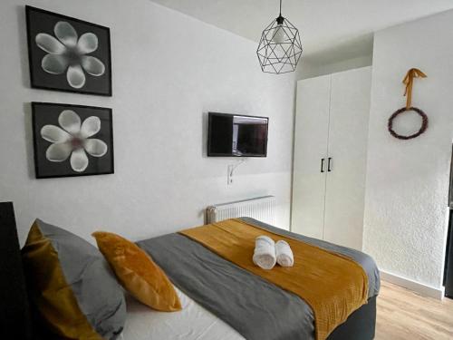 甘德尔克塞moor-home Studio Apartment的一间卧室配有一张带两条白色毛巾的床