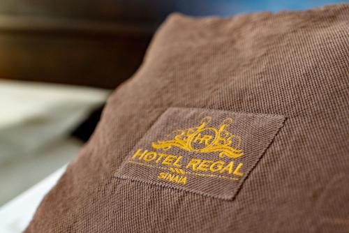 锡纳亚Hotel Regal的一件带有酒店标志的棕色衬衫的壁橱