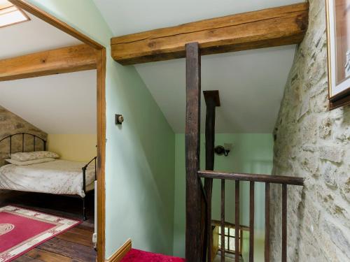 哈瑟西奇海布里小屋的楼梯通往房子里的卧室
