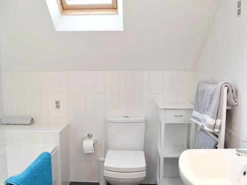 KirdfordThe Coop - Prrk的白色的浴室设有卫生间和水槽。