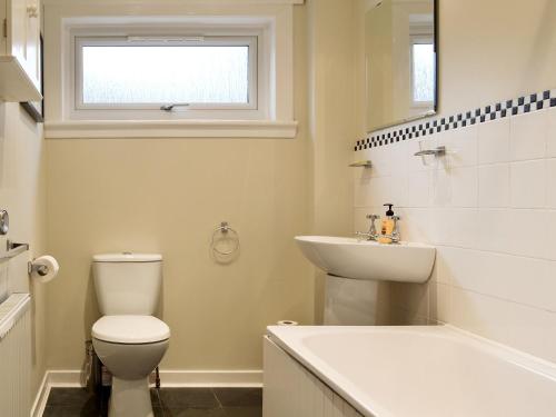 格伦芬南Torr Caladh的白色的浴室设有卫生间和水槽。