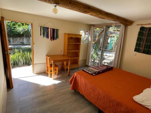 圣马科斯拉拉古纳Del Lago Hotel的一间卧室配有一张床、一张桌子和一张桌子