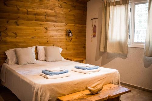 圣拉斐尔Posada Los Cipreses的一间卧室配有带毛巾的床