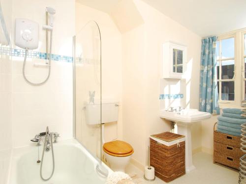波尔泽斯Bishops View的带浴缸、卫生间和盥洗盆的浴室