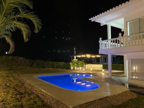 吉拉尔多特Casa Campestre Girardot的夜间带游泳池的别墅