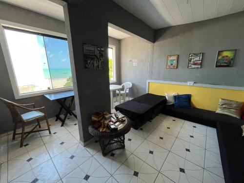 马拉戈日Hostel da Praia Maragogi的带沙发的客厅,享有海景
