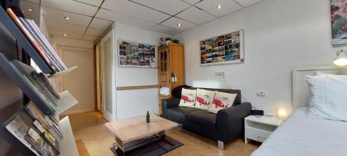 瓦尔韦克BenB-Hollandsingel的带沙发和床的小客厅