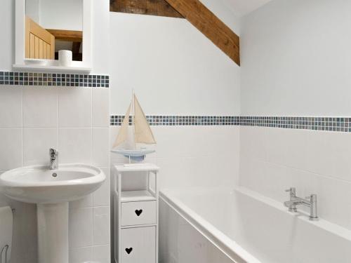 瓦利罗夫特斯特乌斯度假屋的白色的浴室设有水槽和浴缸。