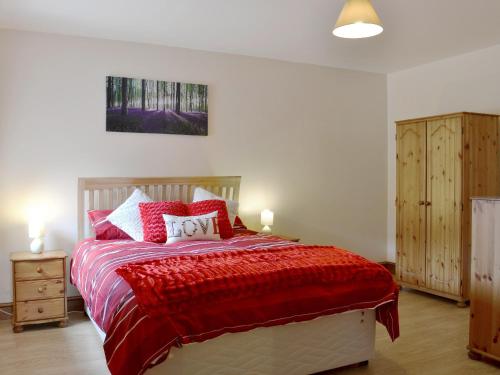 卡马森帕洛尔乡村别墅的一间卧室配有一张红色棉被的床